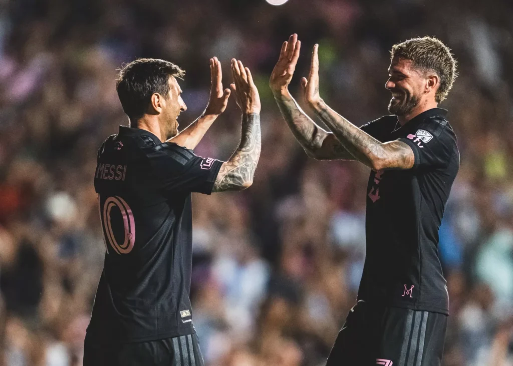 اتفاقات عجیب در بازی دوستانه/ هوادار و نگهبان مسی را زمین زدند! (عکس)