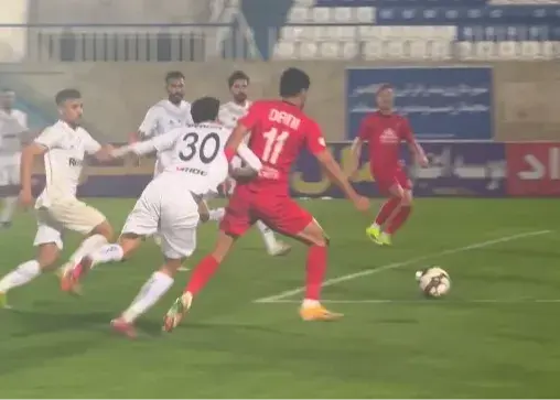 اختلاف نظر کارشناسان داوری، سوت علیه تراکتور/ این صحنه صدرجدول لیگ را عوض کرد