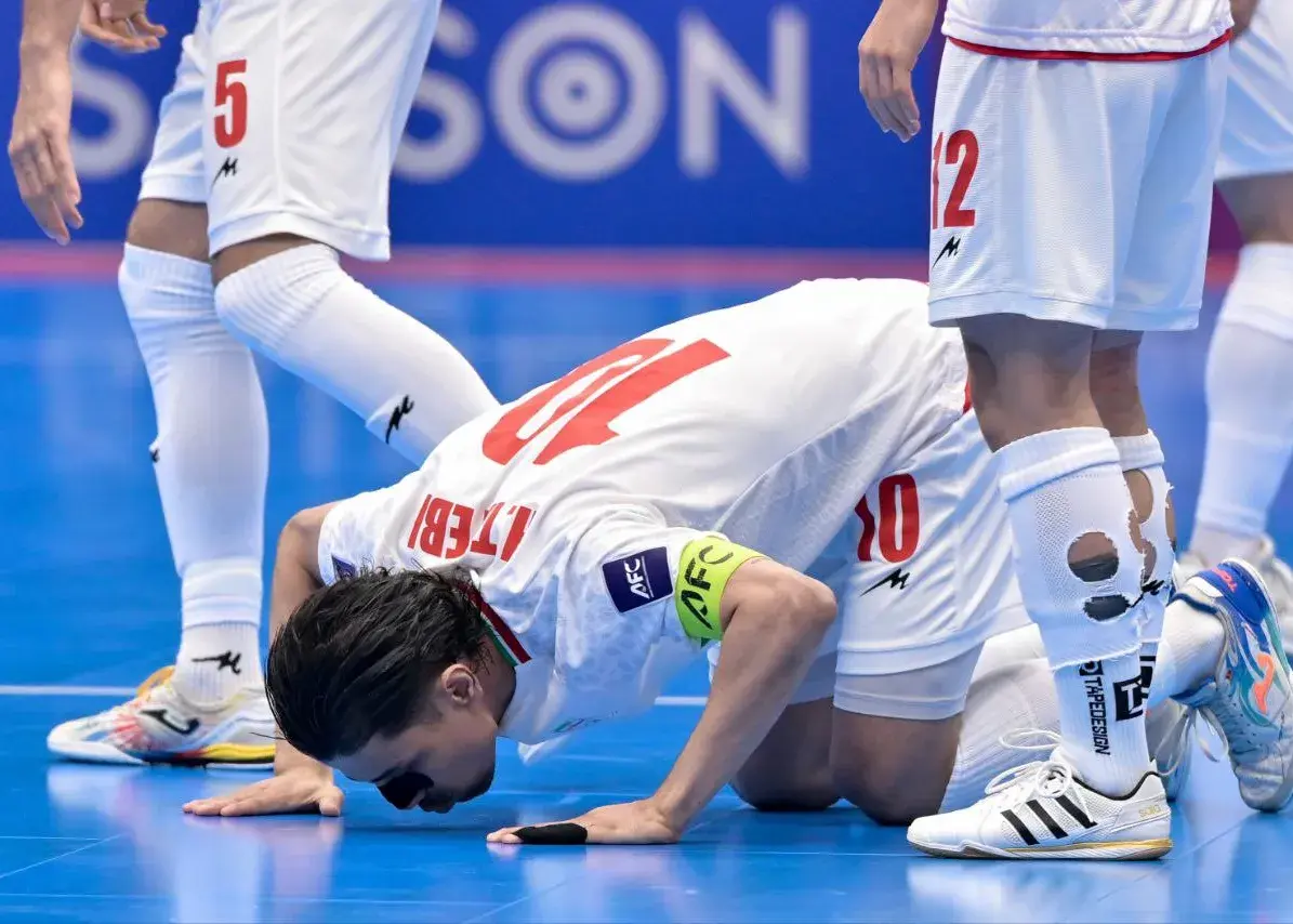 ادامه بی اعتنایی‌ها به عملکرد فوق العاده طیبی؛/ سوال مهم از AFC: کاپیتان ایران باید چه کار می‌کرد؟