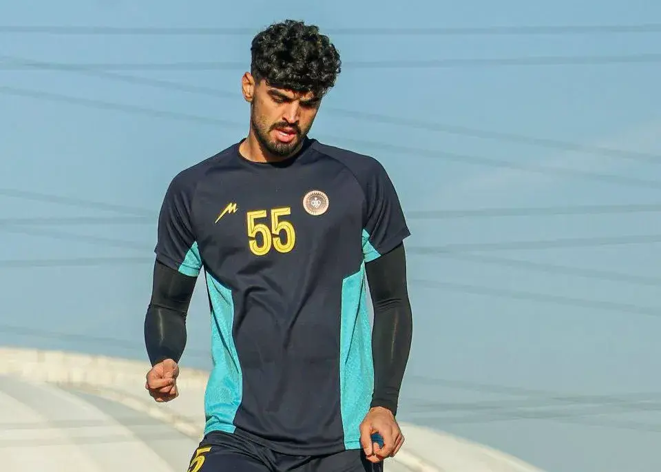 بازیابی روحی روانی با محرومیت اجباری:/ حزباوی با تیپ جام‌جهانی روی چمن نقش جهان