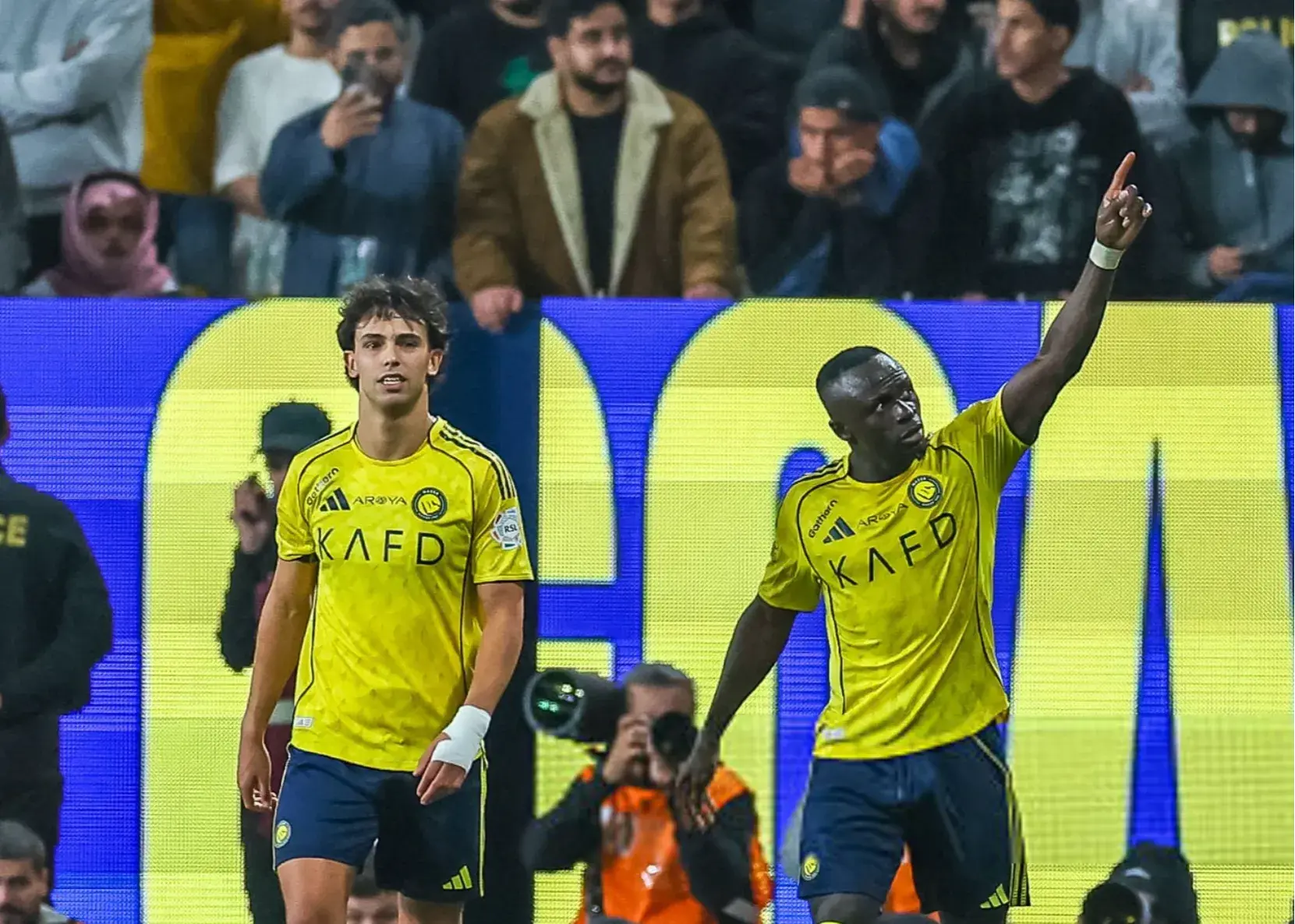 بعیت سادیو با کاپیتان شورشی/ نمایش وفاداری مانه در شب غیبت رونالدو