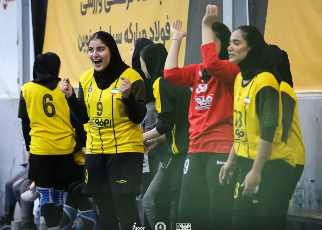 تساوی بدموقع سنگ آهن در بافق؛/ استقلال برد، صدر جدول طلایی شد!