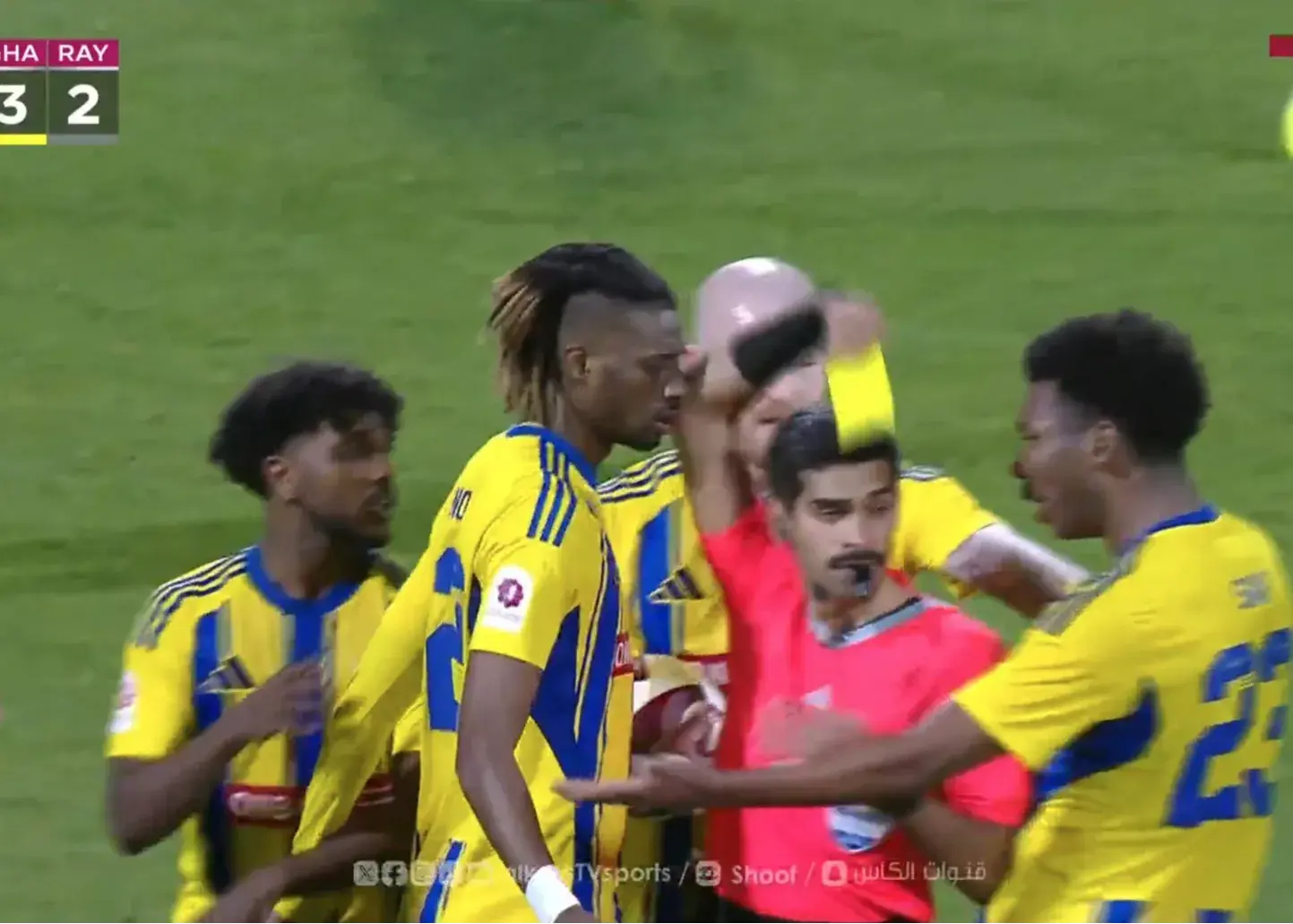 تنش در دیدار الغرافه و الریان/ درگیری فیزیکی با داور در لیگ قطر (عکس)