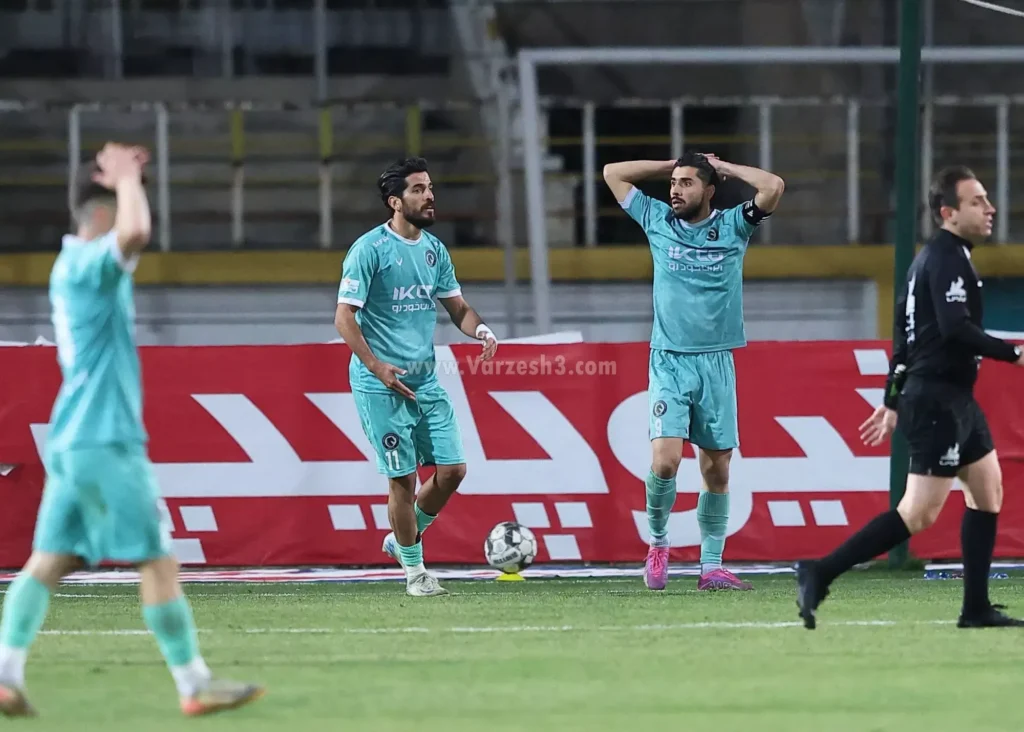 تیر دروازه، مانع ثبت ششمین گل فراز به استقلال (عکس)