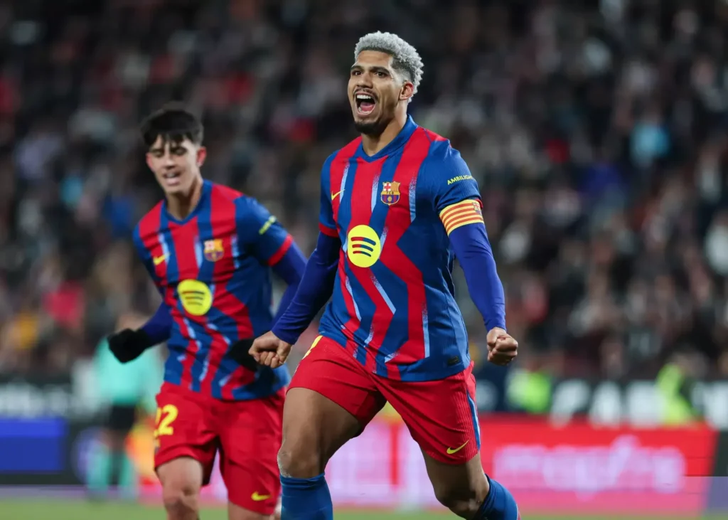 رونالد آرائوخو:/ فلیک را بعد گل بغل کردم چون مثل پدرم است