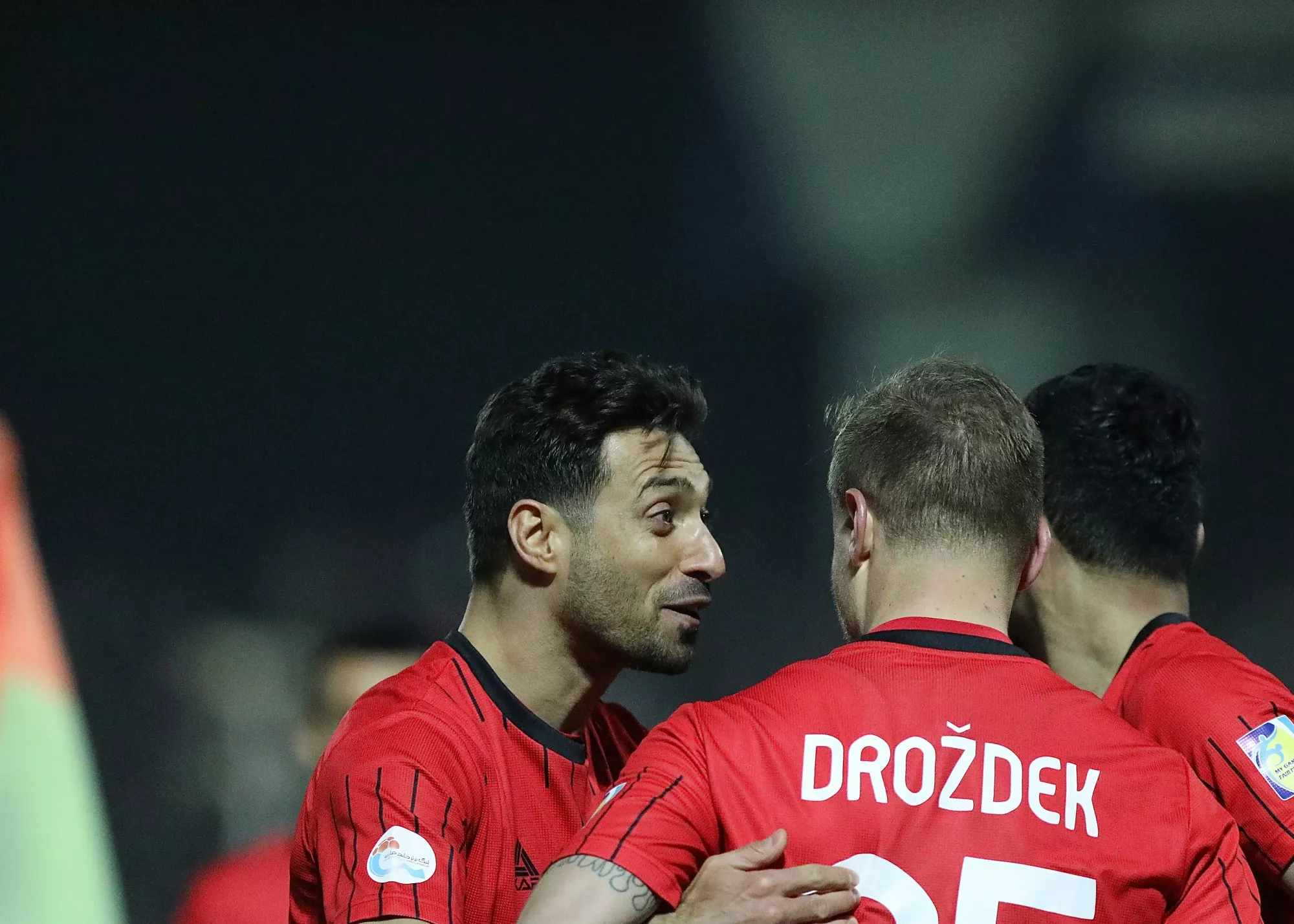 شجاع کم نیاورد: با پیشانی مقابل ریکی! (عکس)