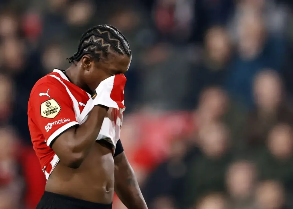 عصبانیت شدید مالاسیا/ یونایتد ستاره ناکام را از پای هواپیما برگرداند!