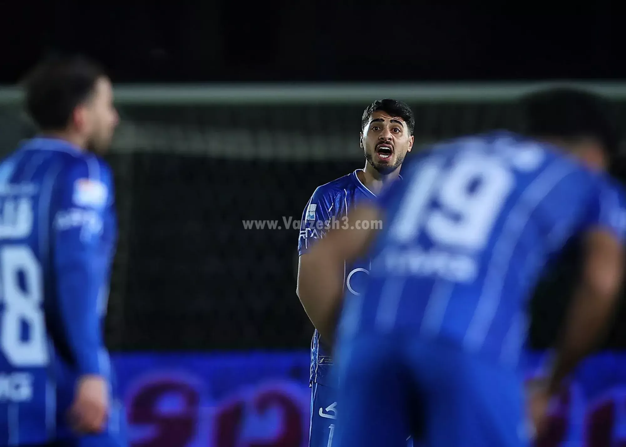 فرار از روزهای سخت با شوت به کنج دروازه؛/ سحرخیزان جایی زد که غم نباشد! (عکس)