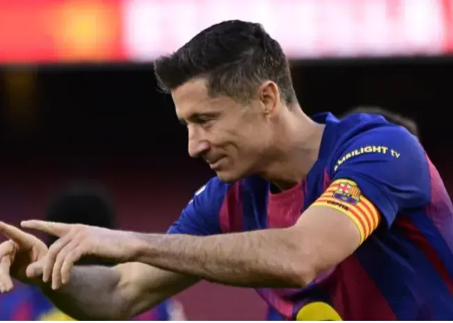 لواندوفسکی فعلا تصمیم نمی‌گیرد/ پنج پیشنهاد جذاب به ستاره بارسلونا رسید