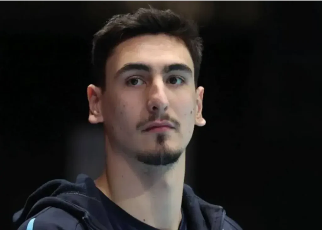 مهره کمر بهترین والیبالیست جهان شکست!