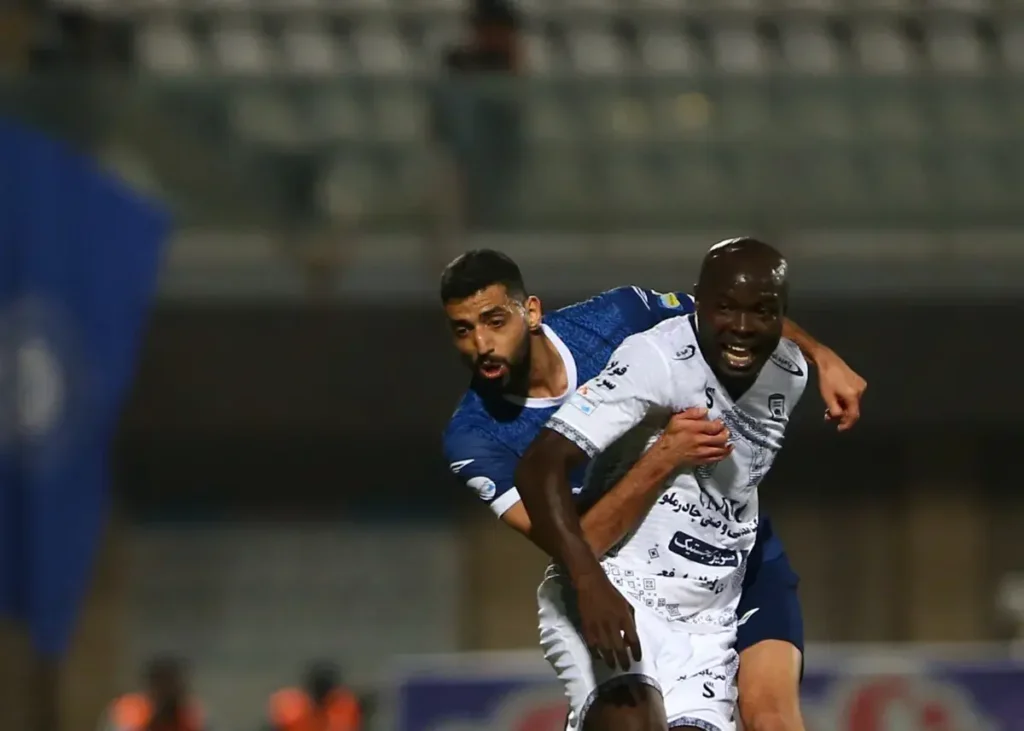 نبرد حساس مدعیان در دل کویر/ گزارش زنده: چادرملو 1 – گل‌گهر 1