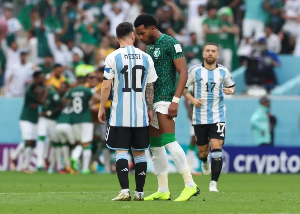 نمی‌توانم حرف‌هایی را که به او زدم در تلویزیون بگویم؛/ پشت‌پرده درگیری لفظی مدافع عربستانی با مسی