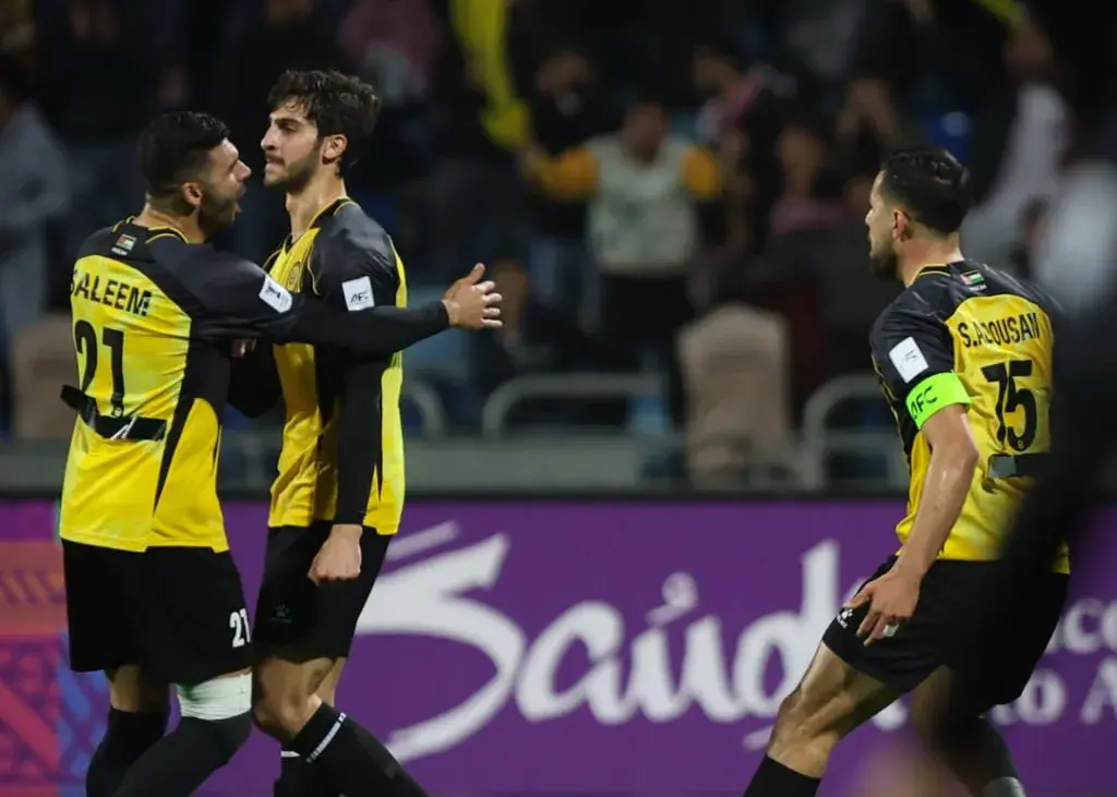 هر ارسالی که کردند، خطرناک بود/ آسمان استقلال در اختیار کامل الحسین! (عکس)