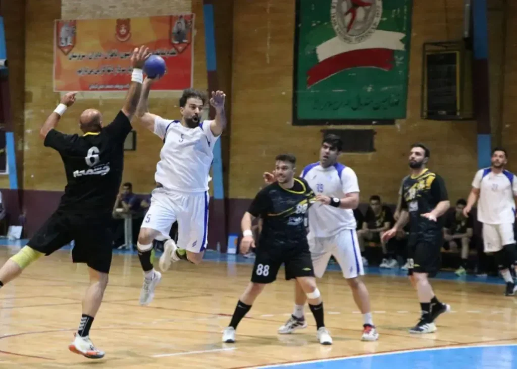 چهار تیم همچنان در کورس قهرمانی؛/ پایان شش روز جذاب با صدرنشینی استقلال