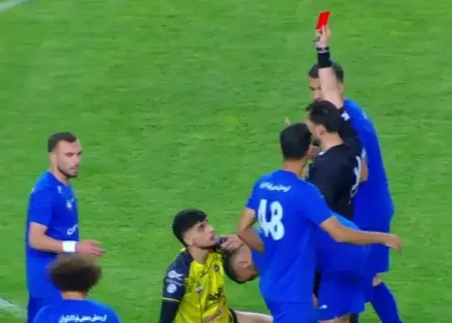 کارت قرمز آریا با VAR برگشت:/ کابوس 10 نفره شدن برای سپاهان تکرار نشد!