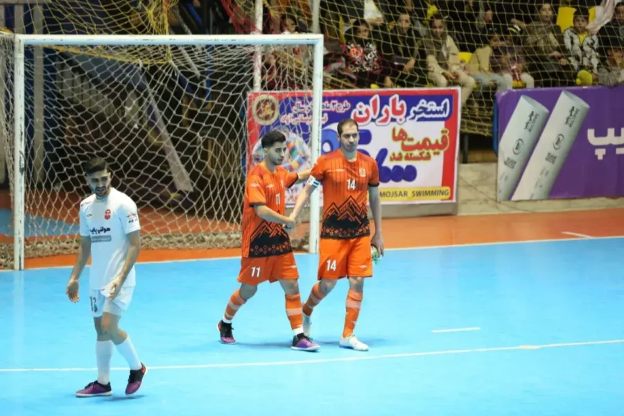 کام مهدی خانی در اصفهان تلخ شد؛/ بریس پدیده سالنی‌باز در برابر صدرنشین سوخت