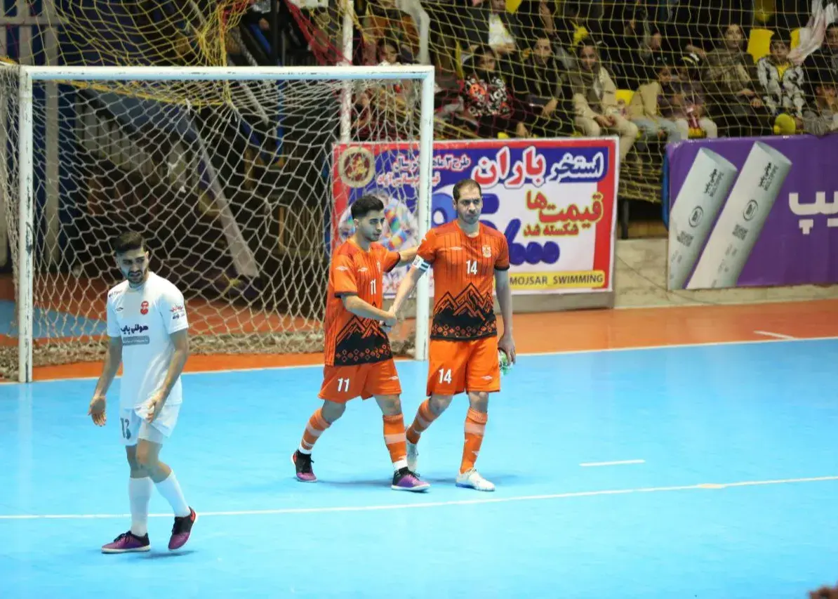 کام مهدی خانی در اصفهان تلخ شد؛/ بریس پدیده سالنی‌باز در برابر صدرنشین سوخت