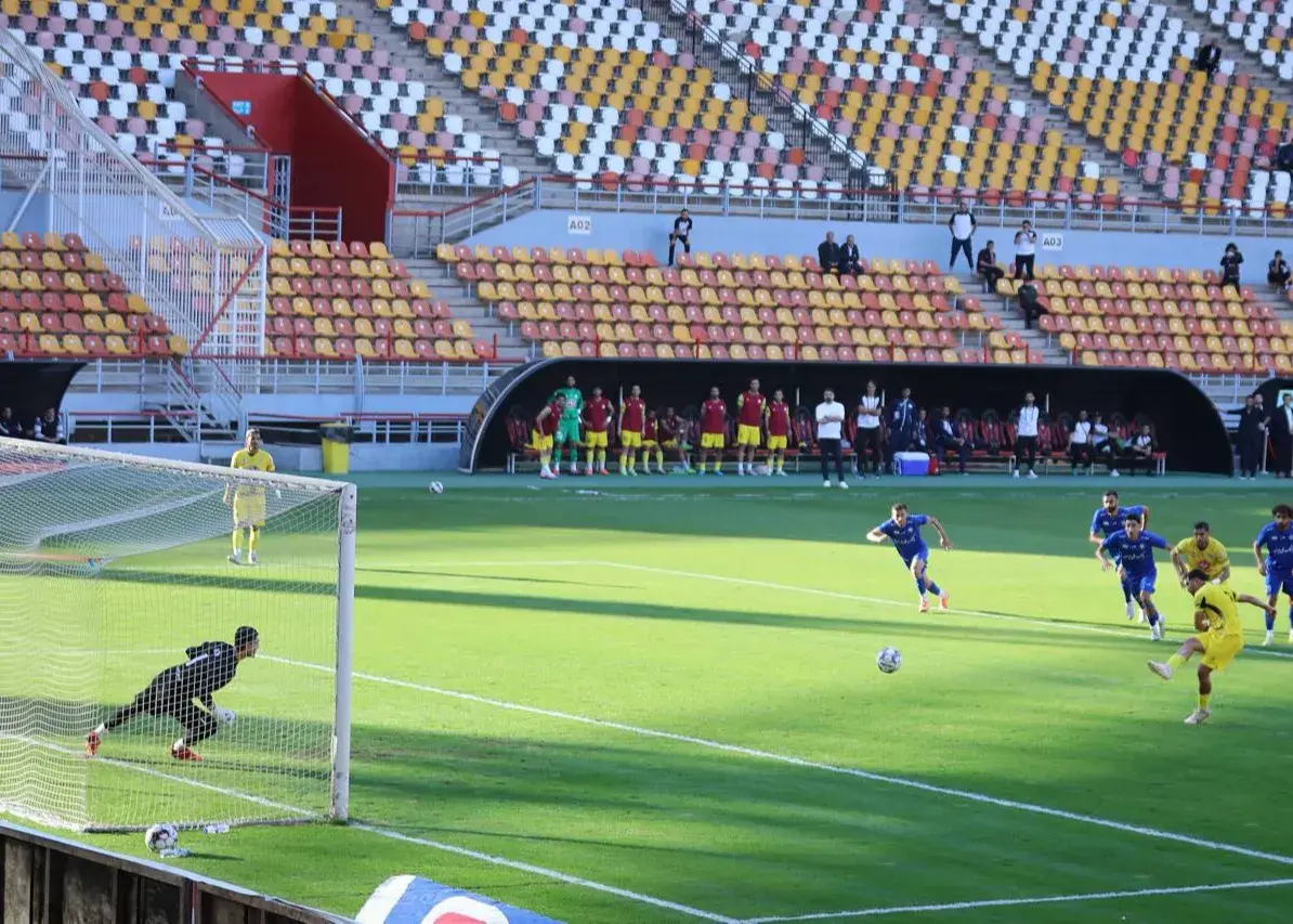 گلر استقلال علیه کاپیتان سابق آبی‌ها