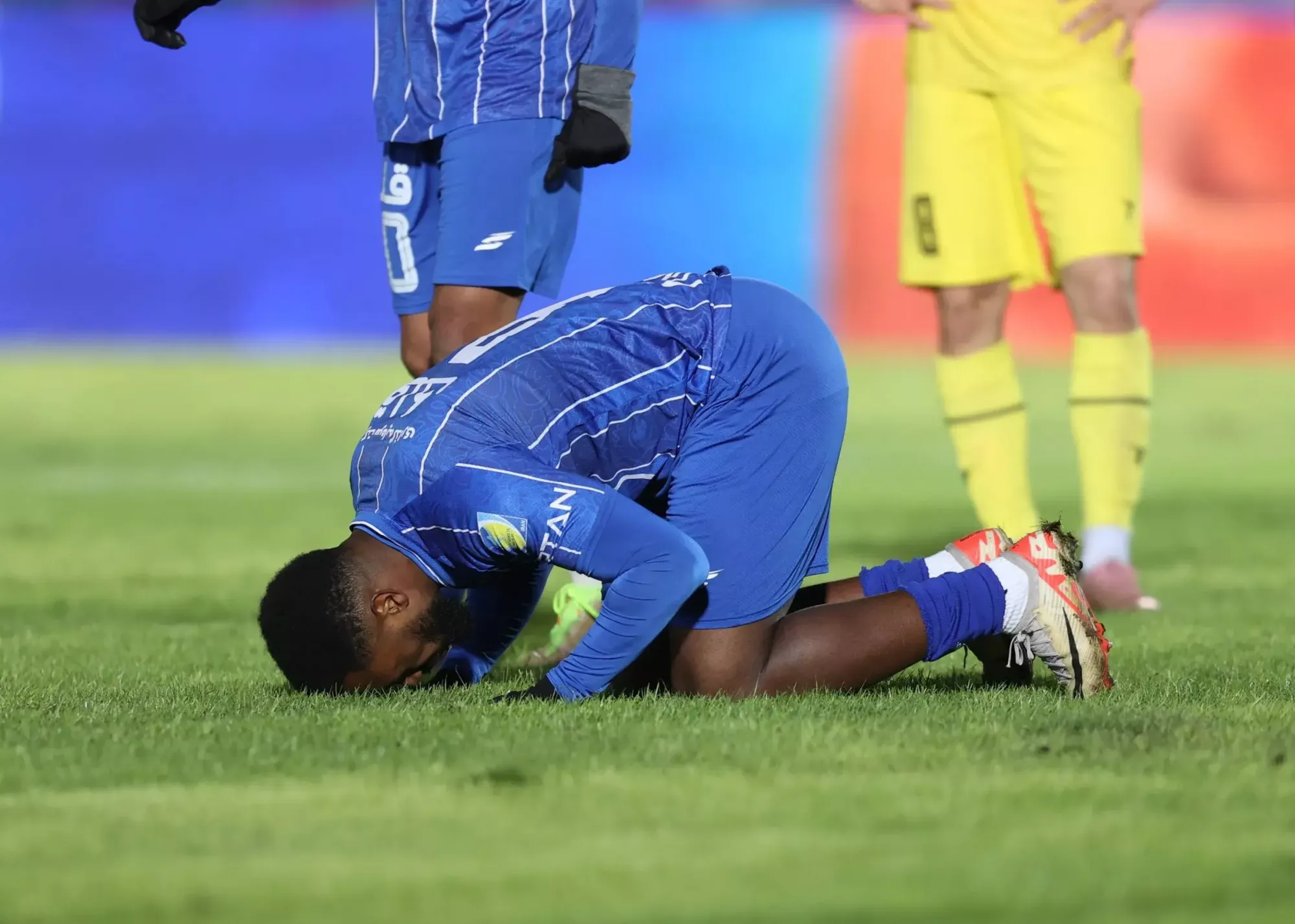 گلزن غیرمنتظره مسابقه عجیب / گل و راز و نیاز ناز‌ون با خدای خودش!