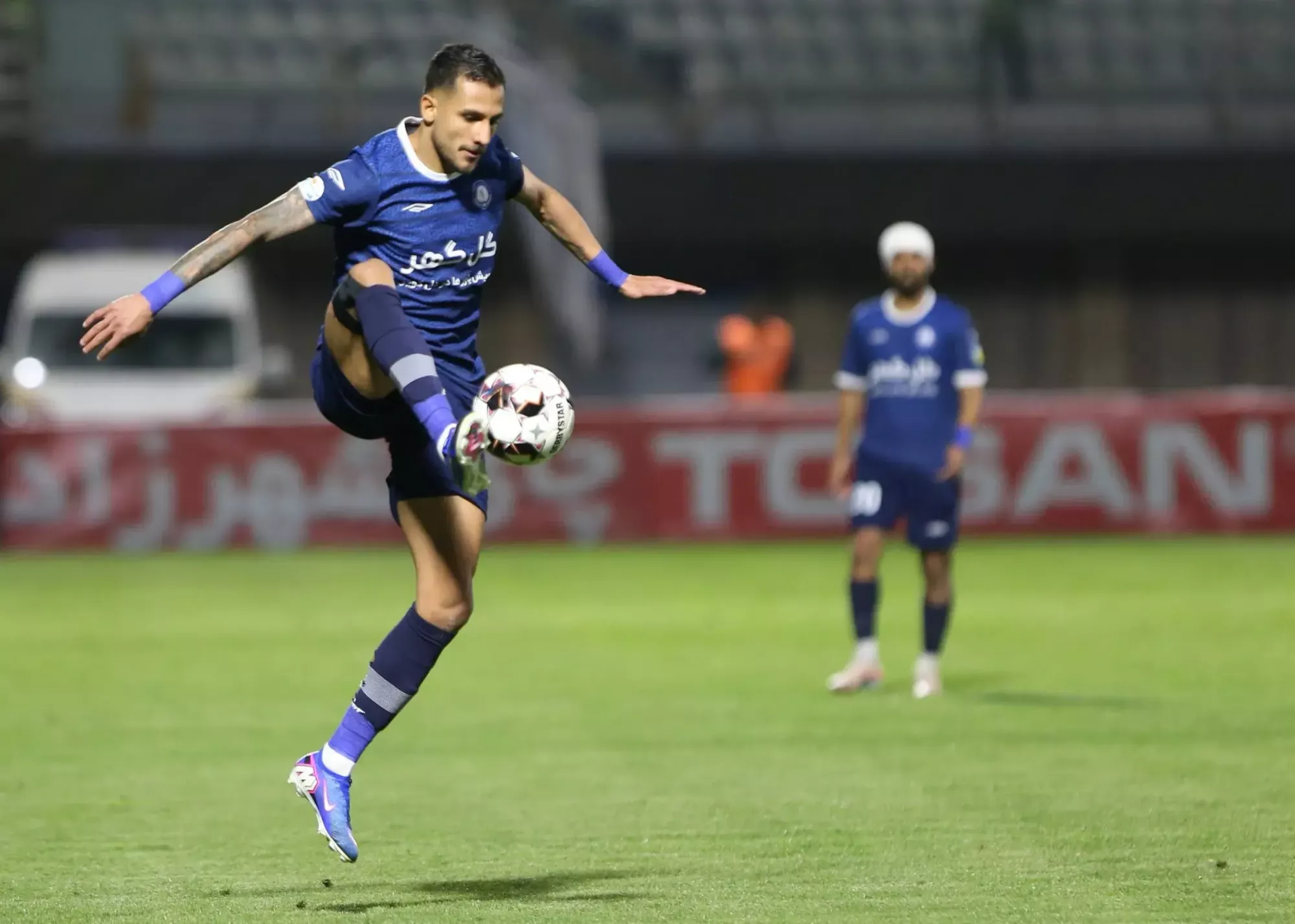 گلسازترین نسخه شماره 10 با پیراهن گل‌گهر:/ چمن هموار و شلیک‌ پوریا: دومین پاس گل تیکی!