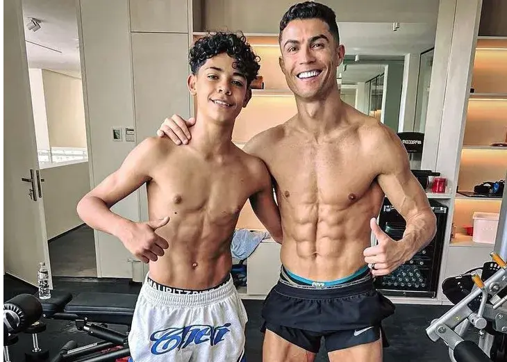 ‏پاسخ گروک و شوخی کریستیانو جونیور با پدر / اولین تصویر کریس رونالدو در یک 50 سالگی فرضی!