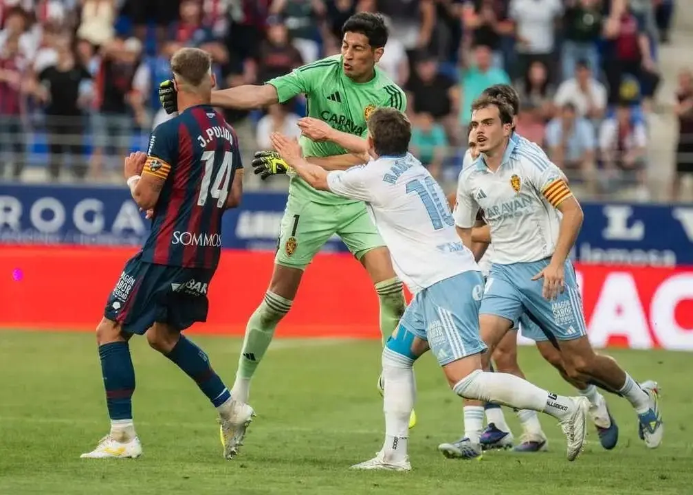 دعوای تاریخی در اسپانیا/ دروازه‌بان پس از اخراج دیوانه شد! (عکس)