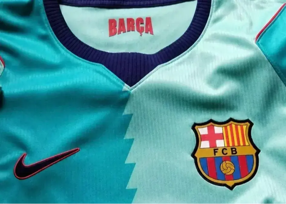 از کیت فیروزه‌ای رنگ بارسلونا رونمایی شد (عکس)