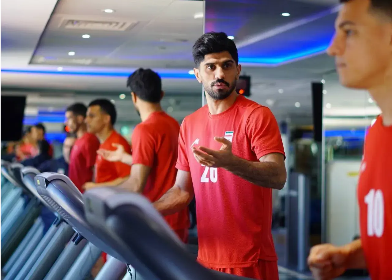 دانیال اولین جام جهانی را بو می‌کشد (عکس)