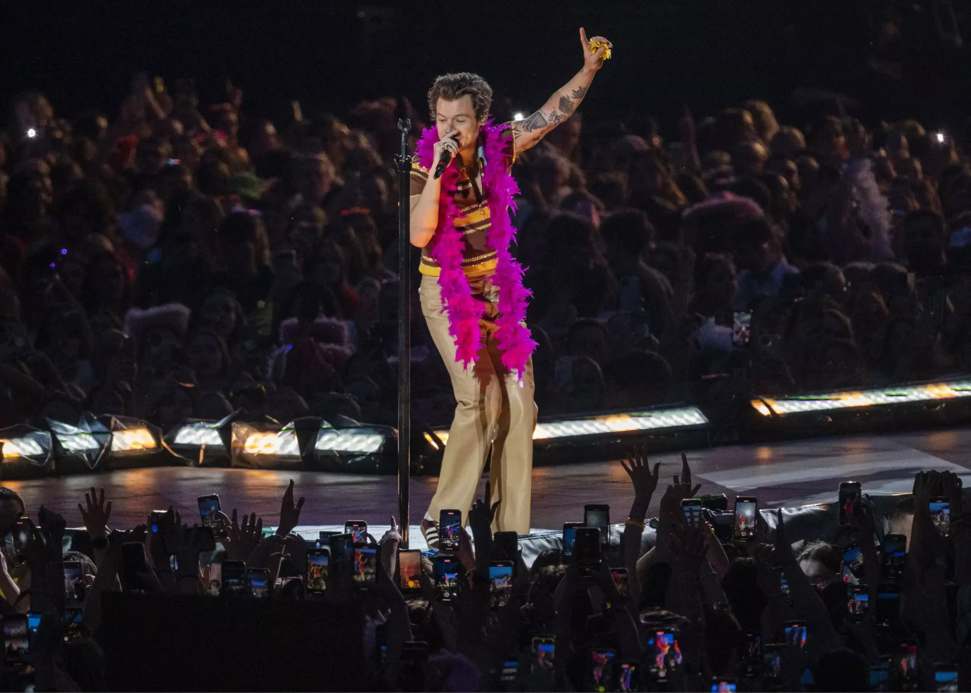 ضرر بزرگ خواننده معروف به آژاکس