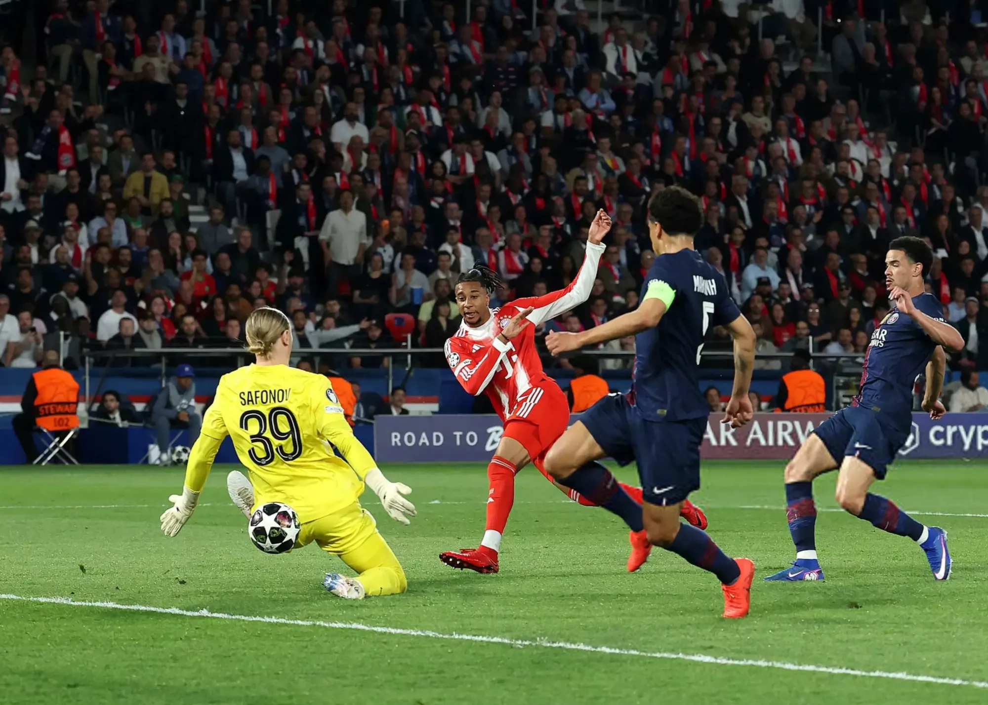 درس بزرگ گلر بزرگ روس به دروازه‌بان پی‌اس‌جی/ داسایوف به سافونوف: چرا روی گل دوم زانو زدی؟