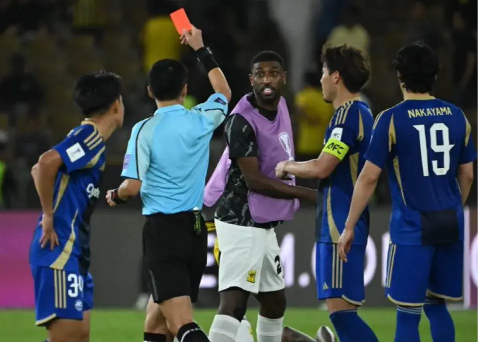 ملی‌پوش عربستان و احتمال محرومیت سنگین/ پرتاب آب دهان به سمت داور از سوی احمد! (عکس)