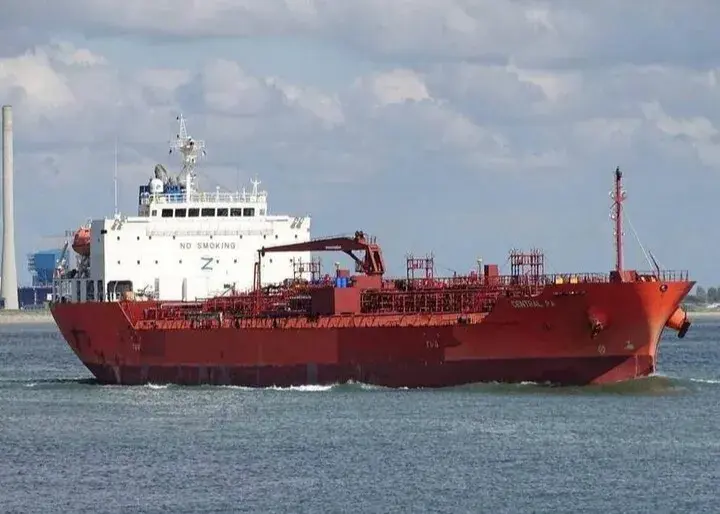 یک کشتی ایرانی با کمک نیروی دریایی سپاه به ایران رسید