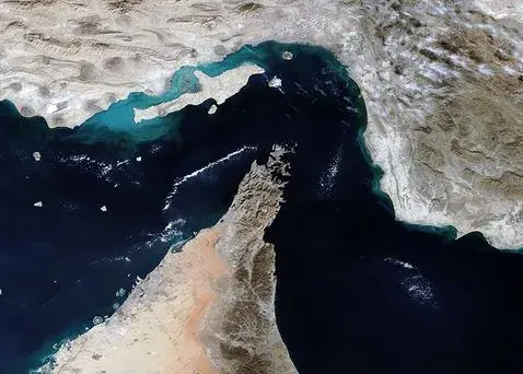 بلومبرگ:/ تنگه هرمز، همچنان مسدود به روی کشتی های تجاری