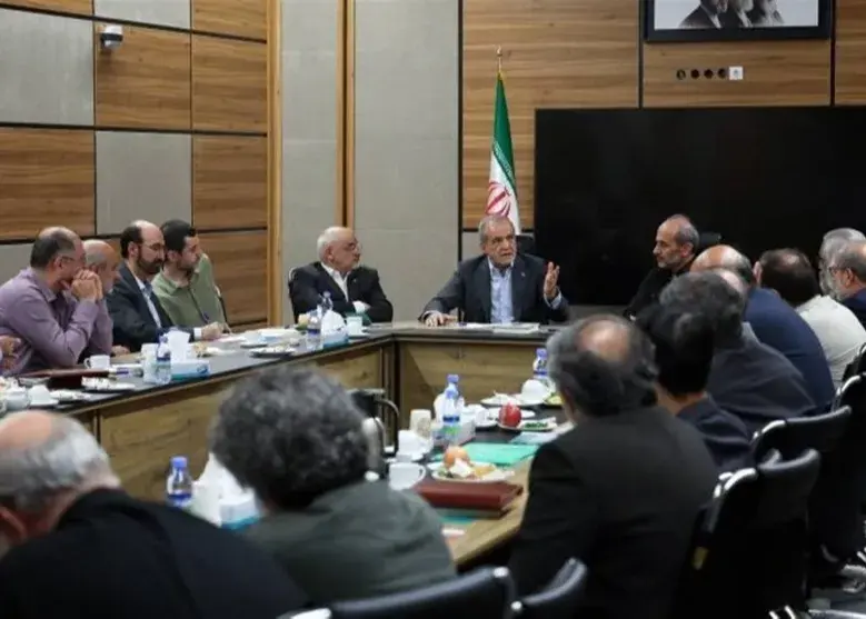 رئیس‌جمهور: دلسوزان به‌جای نقد وارد میدان شوند