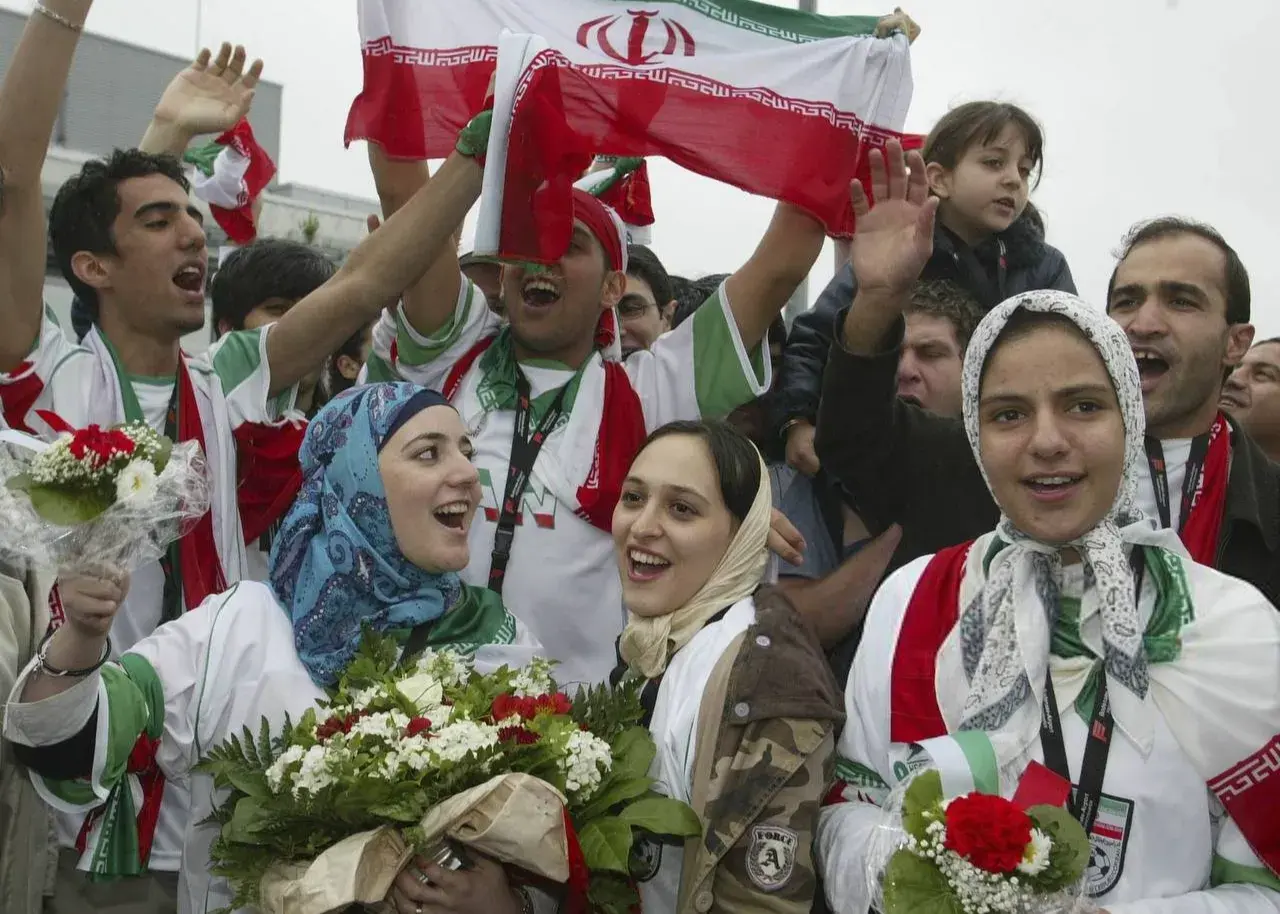برگی از تاریخ؛/ استقبال از کاروان ایران در محل جام جهانی! (عکس)