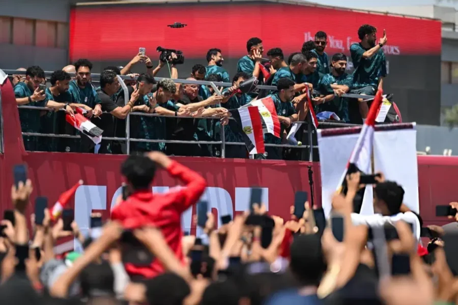 استقبال از مصر با پرچم فلسطین و کیت خونی آرژانتین