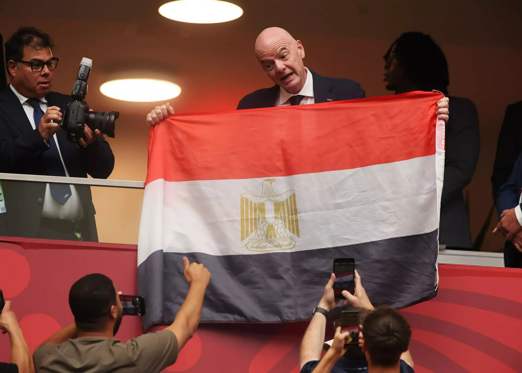 پرچم فراعنه در دست رئیس فیفا/ حرکت جالب اینفانتینو پس از حذف جنجالی مصر