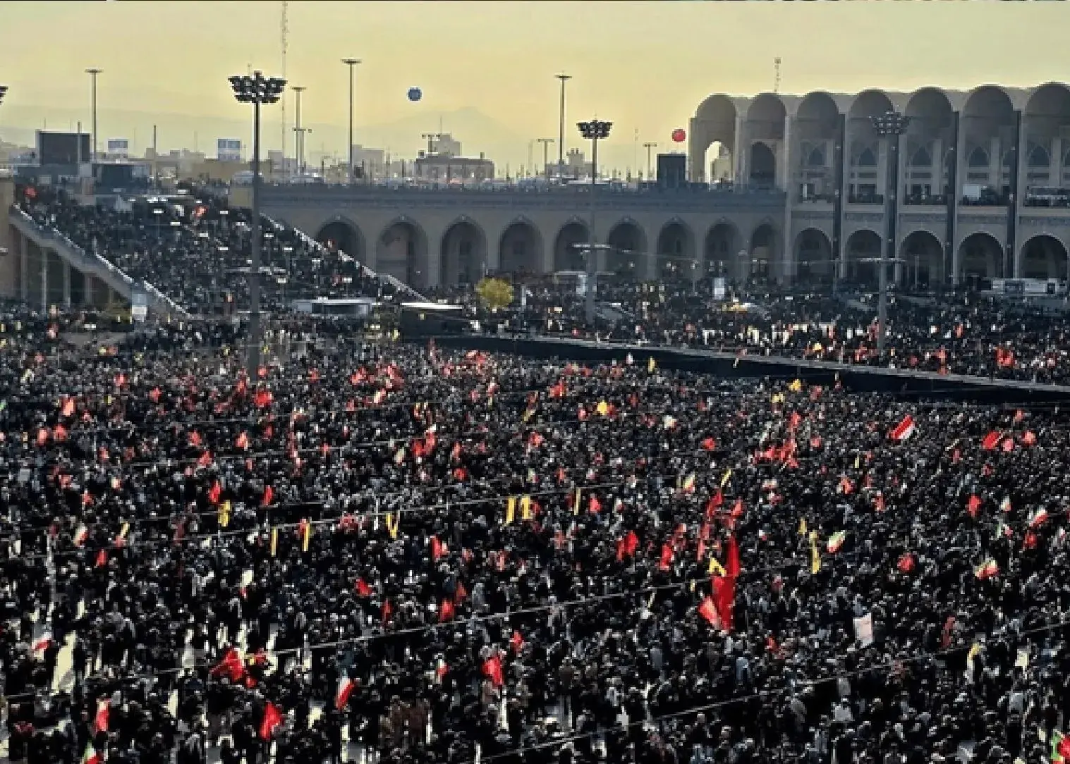 انتقال پیکر رهبر شهید جهت آماده‌سازی برای مراسم تشییع