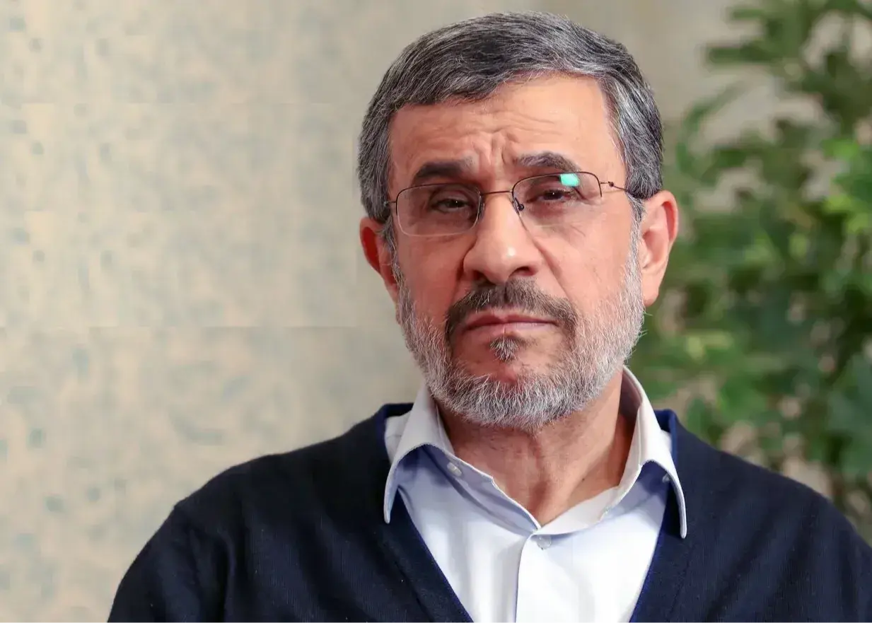 حضور محمود احمدی‌نژاد در سفارت قطر (عکس)