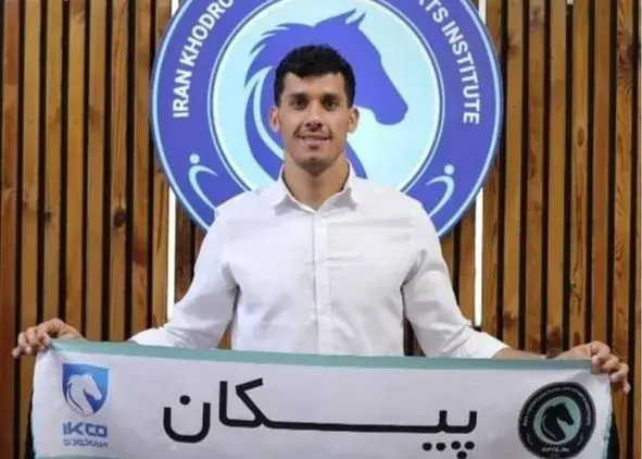 دروازهبان سابق تیم ملی، خرید جدید پیکان