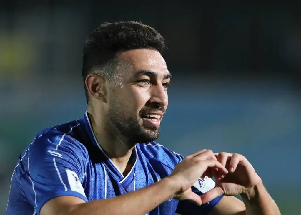بازگشت به اسپانیا پس از فسخ قرارداد با آبیها/ ستاره استقلال با لباس آلباسته در کارلوس بلمونته!